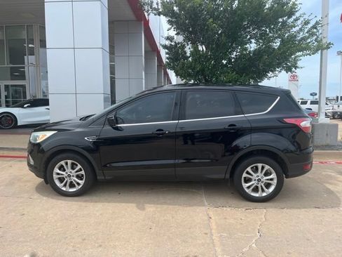 Used 2017 Ford Escape SE FWD image 2