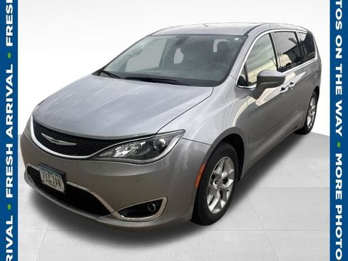 Used 2019 Chrysler Pacifica Touring Plus w/ Tire & Wheel Group FWD image 1