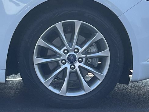 Used 2017 Ford Fusion SE w/ Fusion SE Technology Package FWD image 28