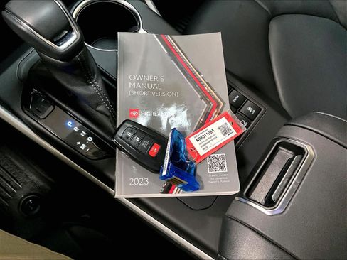 Used 2023 Toyota Highlander XLE image 32