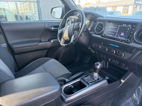 Used 2022 Toyota Tacoma TRD Sport image 11