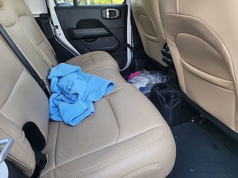 Used 2018 Jeep Wrangler Unlimited Sahara image 10