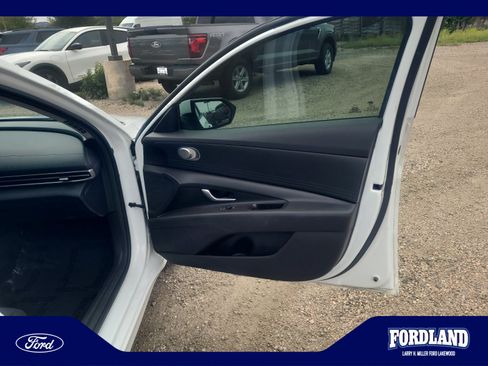 Used 2022 Hyundai Elantra SE FWD image 16
