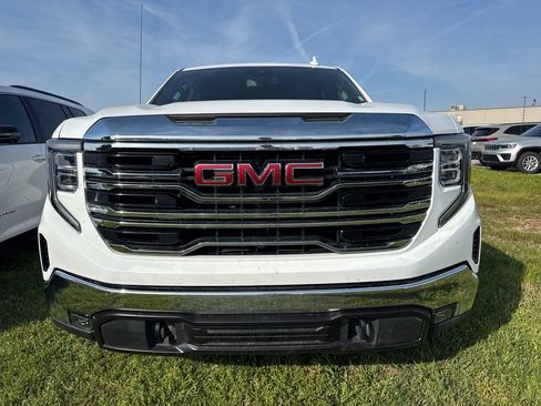 Used 2025 GMC Sierra 1500 SLT image 2