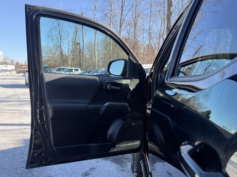 Used 2021 Toyota Tacoma TRD Off-Road w/ TRD Premium Off Road Package image 25