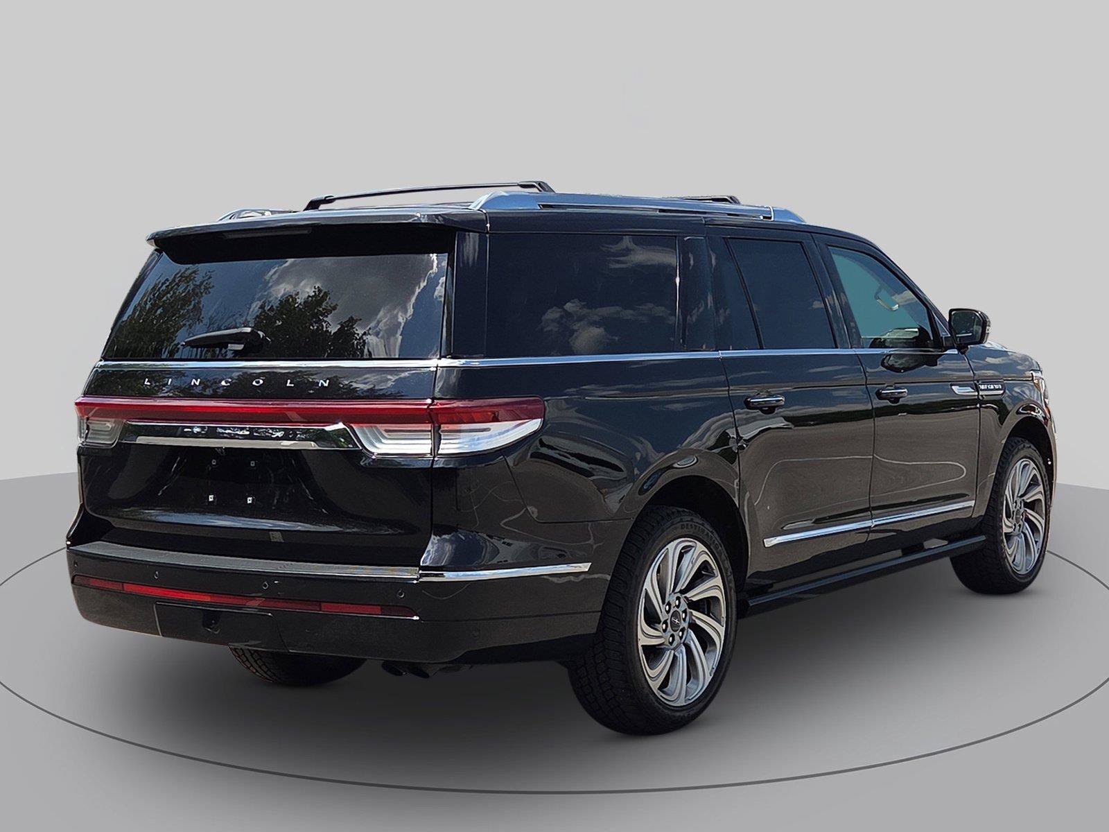 Used 2022 Lincoln Navigator L Reserve AWD/4WD image 3