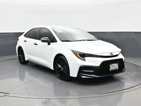 Used 2022 Toyota Corolla SE FWD image 3