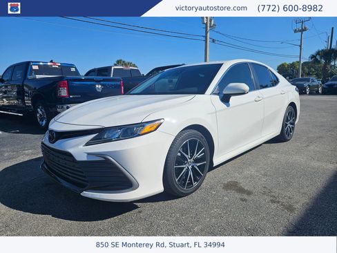 Used 2021 Toyota Camry LE image 3