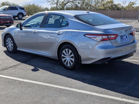 Used 2020 Toyota Camry LE image 4