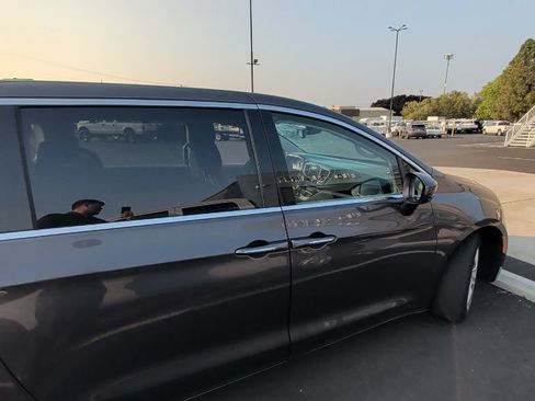 Used 2018 Chrysler Pacifica Touring Plus w/ Tire & Wheel Group FWD image 9