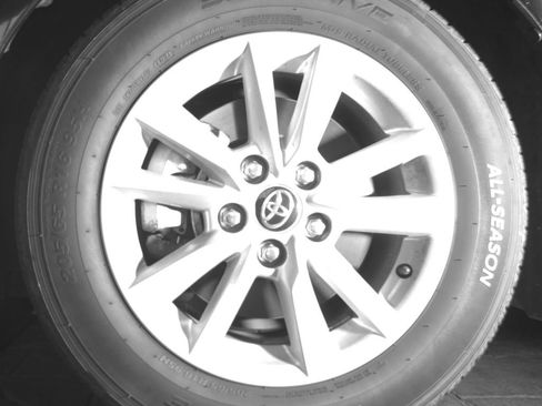 Used 2025 Toyota Camry LE FWD image 30