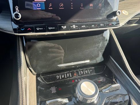 Used 2023 Jeep Wagoneer Series III w/ Preferred Equipment Group AWD/4WD image 12