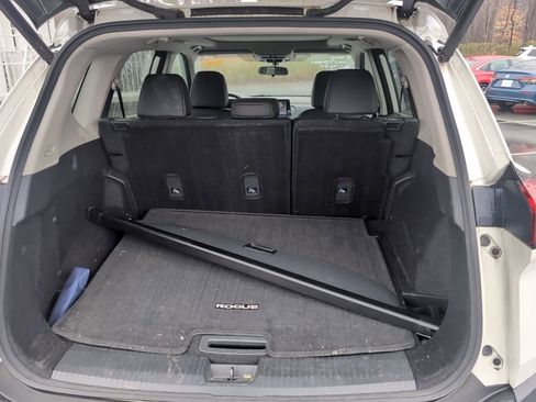 Used 2023 Nissan Rogue SV w/ SV Premium B Package image 12