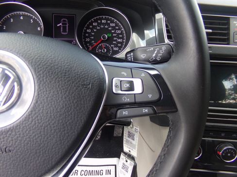 Used 2018 Volkswagen Golf S image 28