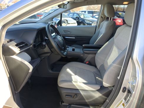 Used 2024 Toyota Sienna LE image 26