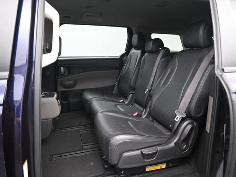 Used 2025 Kia Carnival FWD image 26