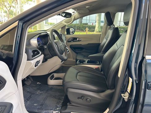Used 2024 Chrysler Pacifica Touring-L FWD image 5