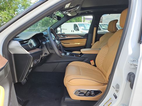 Used 2025 Jeep Grand Cherokee L Summit w/ Obsidian Package AWD/4WD image 9
