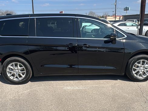 New 2026 Chrysler Pacifica Select image 4
