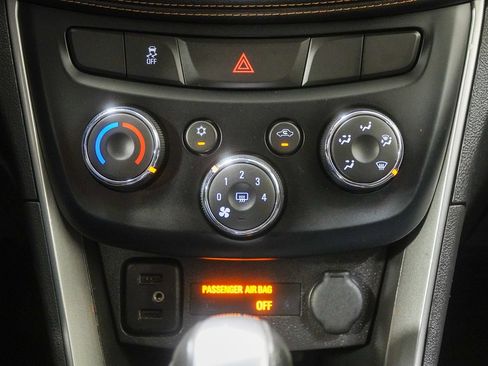 Used 2018 Chevrolet Trax LT w/ LT Convenience Package image 28