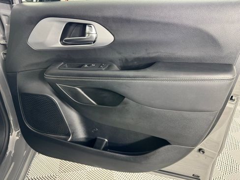 Used 2025 Chrysler Pacifica Limited image 31