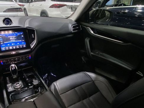 Used 2018 Maserati Ghibli GranSport image 4