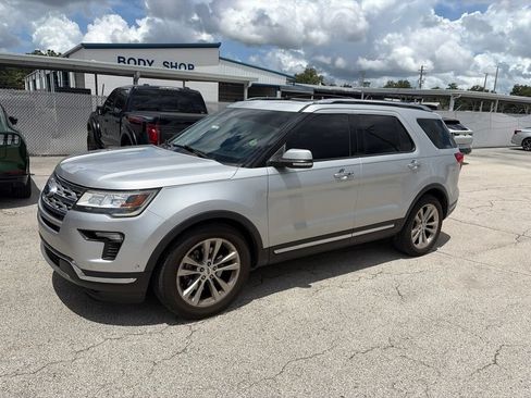 Used 2018 Ford Explorer Limited w/ Equipment Group 301A FWD image 2