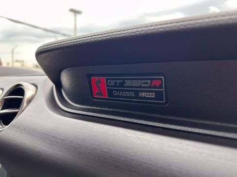 Used 2017 Ford Mustang Shelby GT350R w/ GT350R Equipment Group 920A RWD image 17