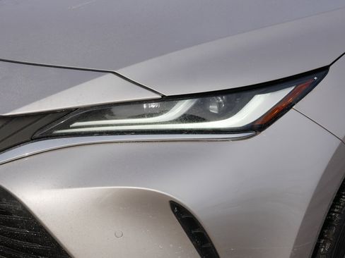 Used 2022 Toyota Venza XLE image 16