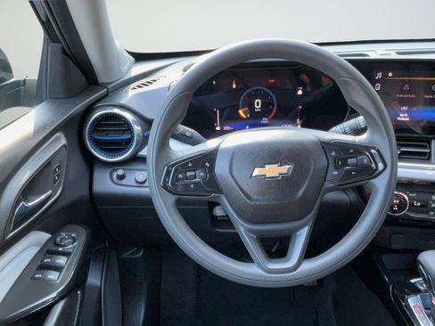 Used 2025 Chevrolet Trax LT FWD image 15