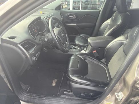 Used 2019 Jeep Cherokee Latitude Plus w/ Comfort/Convenience Group FWD image 8
