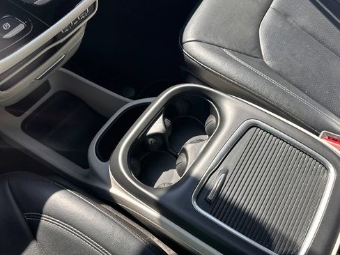 Used 2022 Chrysler Pacifica Touring-L FWD image 30