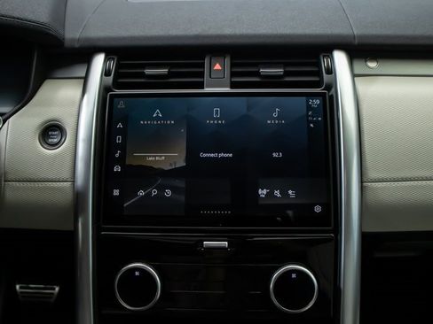 Certified 2025 Land Rover Discovery Dynamic SE image 18