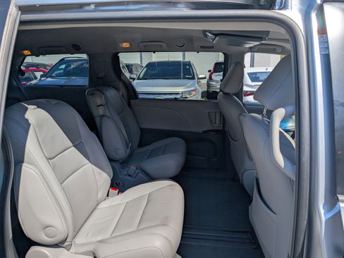 Used 2015 Toyota Sienna XLE image 12