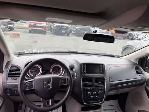 Used 2018 Dodge Grand Caravan SE FWD image 13