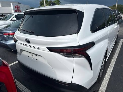 Used 2026 Toyota Sienna LE FWD image 9