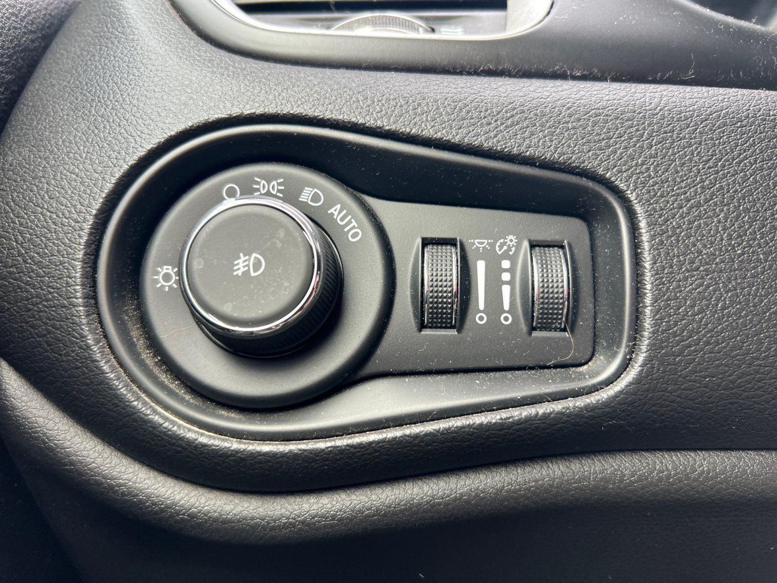 Used 2018 Jeep Renegade Latitude w/ Cold Weather Group AWD/4WD image 30
