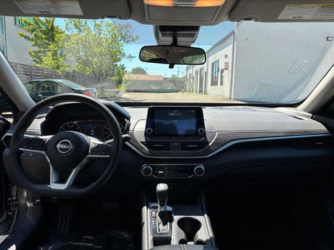 Used 2025 Nissan Sentra SV FWD image 33