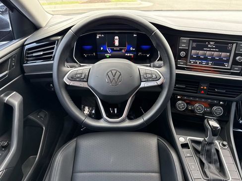 Used 2022 Volkswagen Jetta SE FWD image 13