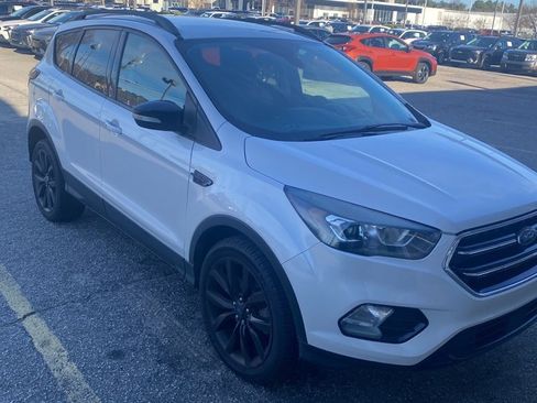 Used 2017 Ford Escape Titanium image 2