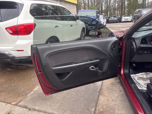 Used 2019 Dodge Challenger SXT image 7