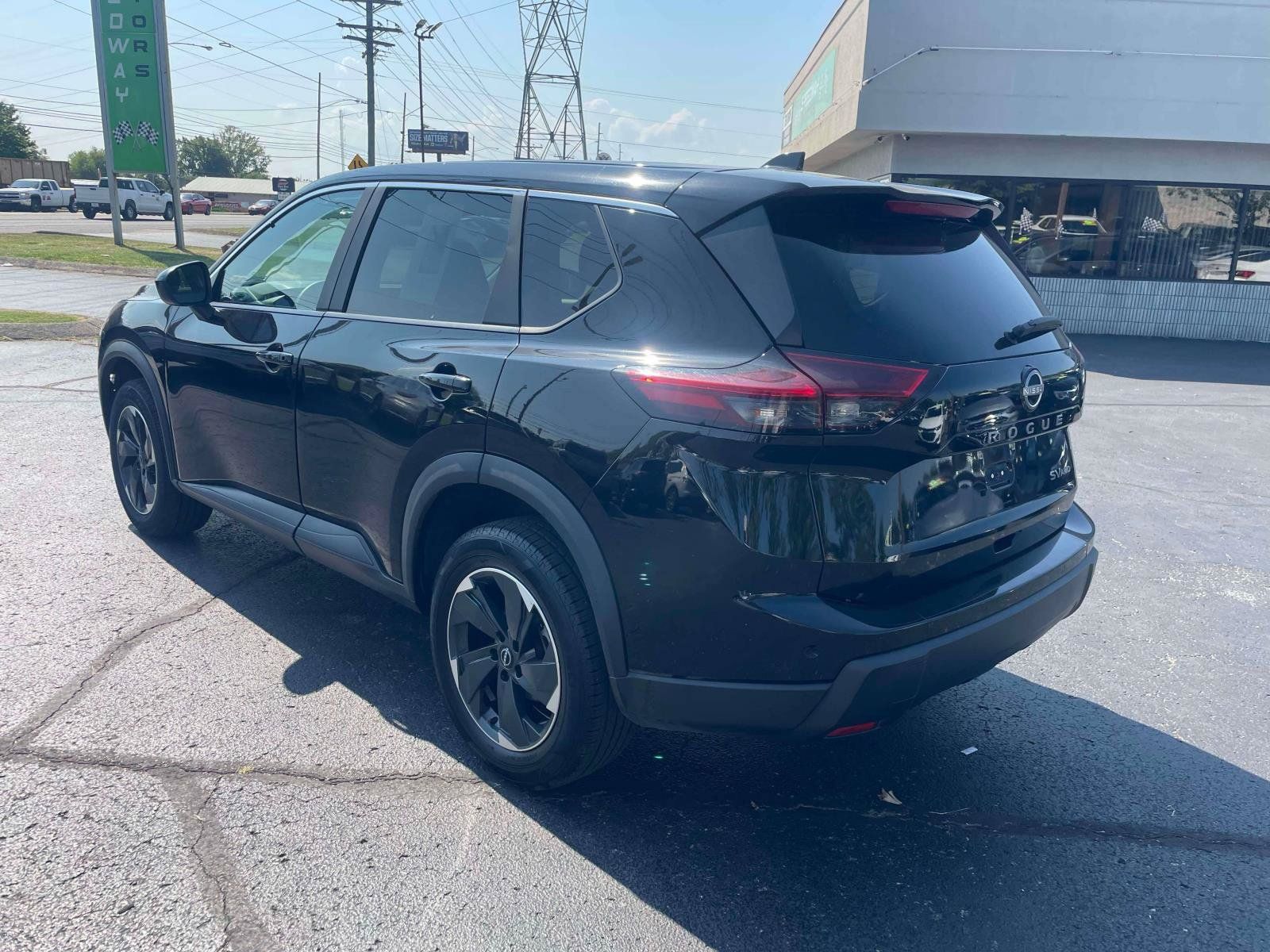 Used 2024 Nissan Rogue SV AWD/4WD image 5