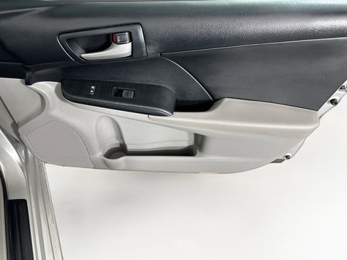 Used 2013 Toyota Camry LE image 28