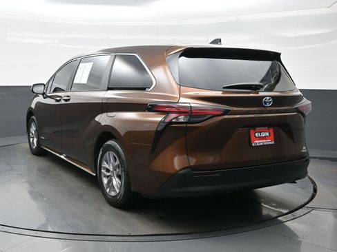 Used 2021 Toyota Sienna XLE FWD image 4