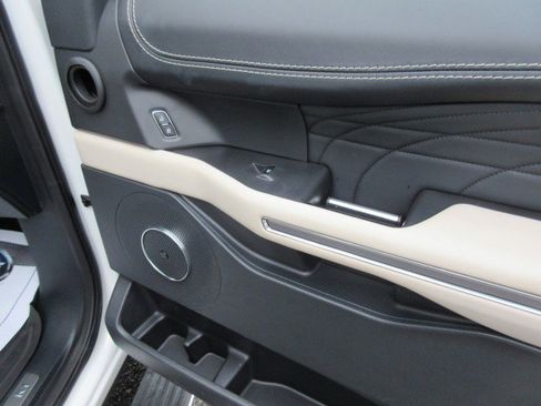 Used 2024 Ford Expedition Platinum image 23