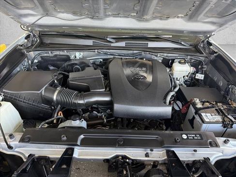 Used 2019 Toyota Tacoma TRD Off-Road w/ Technology Package AWD/4WD image 21