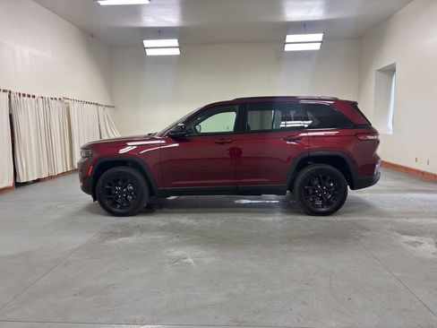 Used 2024 Jeep Grand Cherokee Altitude AWD/4WD image 5