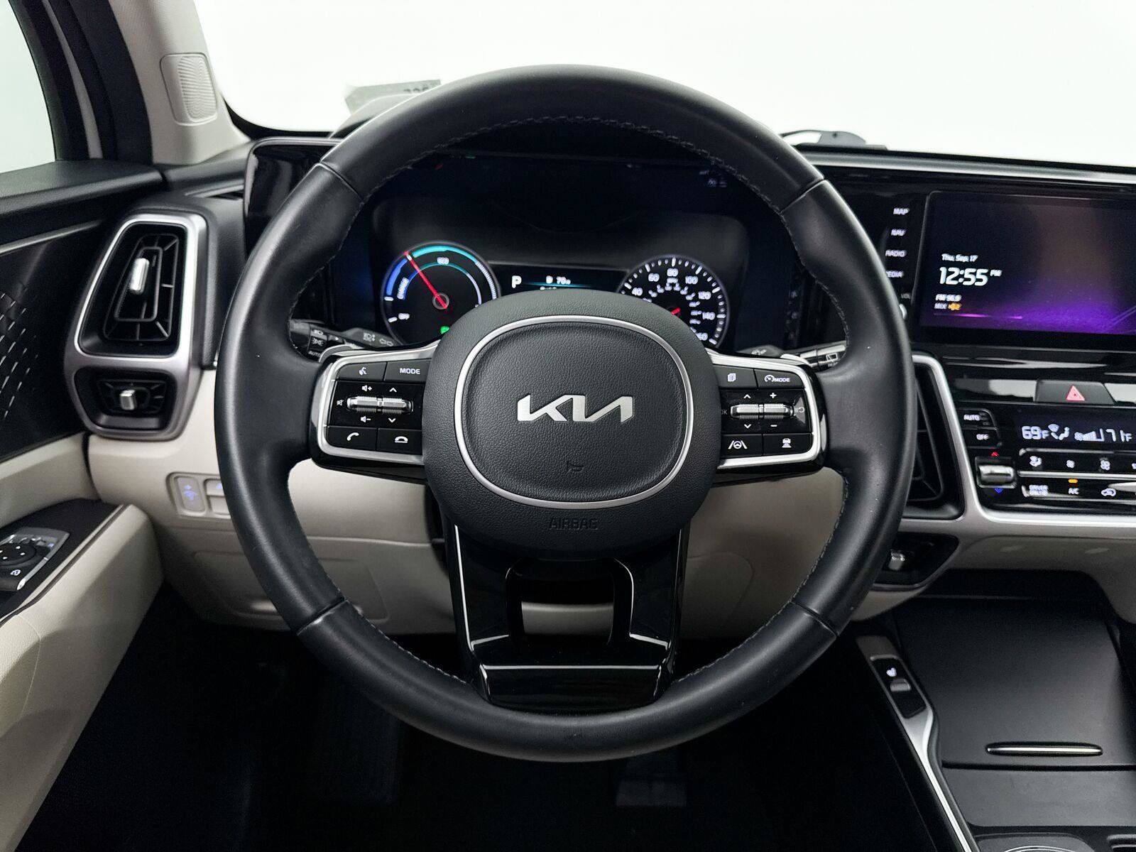 Used 2023 Kia Sorento EX w/ Panoramic Sunroof Package FWD image 4