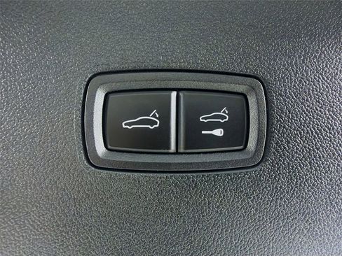 Certified 2022 Porsche Cayenne Platinum Edition image 24