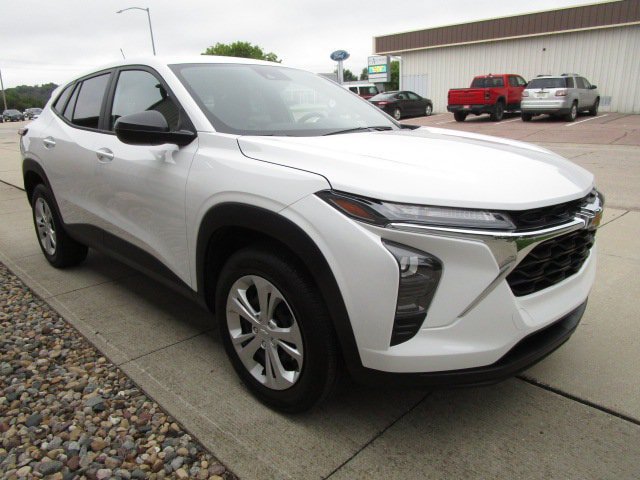 Used 2026 Chevrolet Trax LS FWD image 3